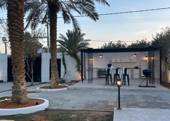 استراحة بمسبح خارجي وجلسة خارجية