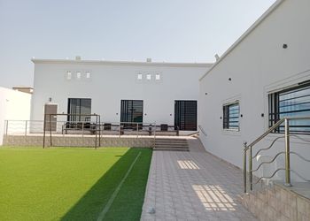 استراحة بمسطح اخضر وجلسة خارجية