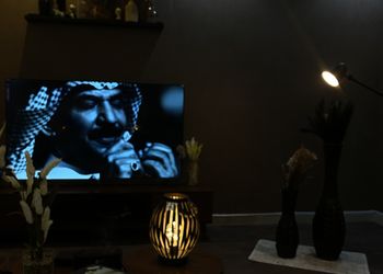 شقة بتصميم هادئ وصالة جلوس