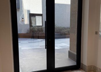 شقة أنيقة بصالة وثلاث غرف نوم