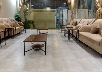 شاليه بمسطح اخضر وجلسة خارجيه