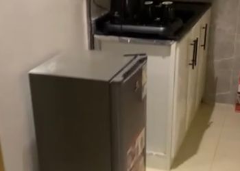 شقة بغرفة معيشة وغرفة نوم