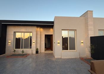 شاليه بجلسة خارجية ومجلس