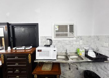 استديو بأثاث مريح وبسيط 