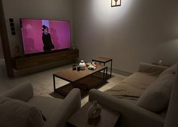 شقة بصالة أنيقة وتصميم هادئ 