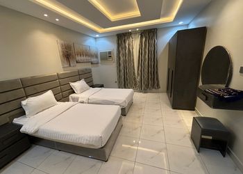 استراحه بمسطحات خضراء وغرف نوم