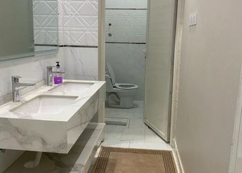 شقة بصالة ومجلس وغرفتين نوم 