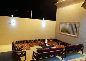 استراحة بألعاب أطفال ومسطح اخضر