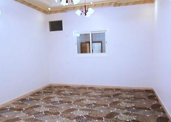شقة بثلاث غرف نوم وصالة مريحة 