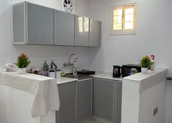 شقة بجلسة خارجية وصالة مريحة 