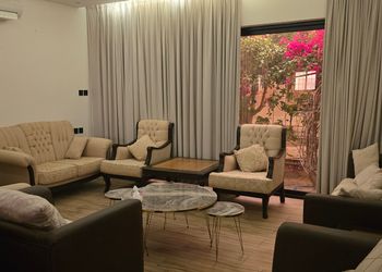 استراحة بجلسات خارجيةومسبح داخلي