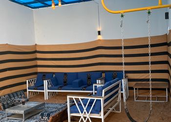 شاليه بمسطح اخضر وجلسة خارجية 