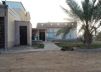 استراحة بمجلس واسع ومسطح اخضر 