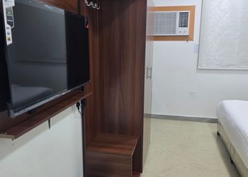 استديو بأثاث مريح وبسيط 