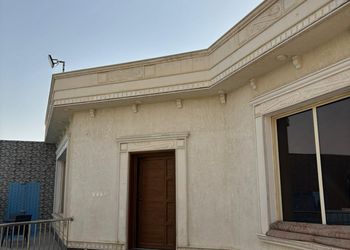 شاليه بجلسة خارجية مطلة على المسبح