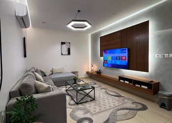 شقة بصالة مريحة ودخول ذاتي 