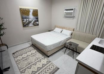 استديو بأثاث مريح وبسيط 