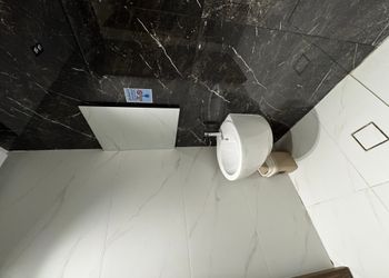 شقة بغرفة معيشة وثلاث غرف نوم 