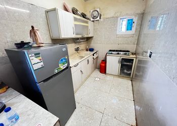 استراحة بصالة جلوس وفناء خارجي