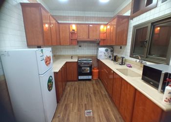 شقة بصالة جلوس وثلاث غرف نوم