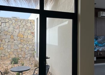 شاليه بمسطح اخضر و مسبح
