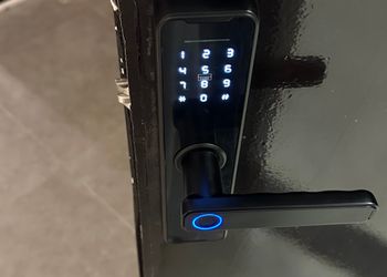 شقة بصالة أنيقة ودخول ذاتي
