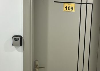 استديو بأثاث مريح وبسيط 