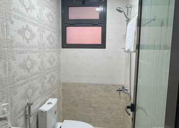 شقة بصالة وغرفة نوم وبأثاث مريح