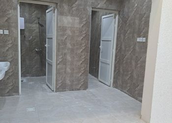 شاليه بجلسة تطل على مسبح خارجي 