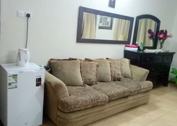 غرفة بأثاث مريح وبسيط 