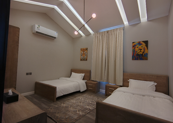 استراحة بمسطح اخضر وجلسه خارجيه