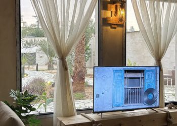استراحة بمسبح خارجي ومسطح اخضر