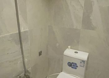 غرفة بسرير مفرد وأثاث مريح