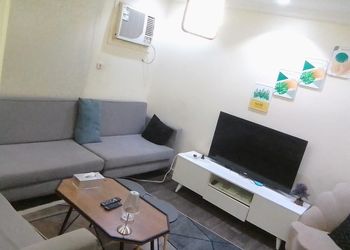 شقة بغرفة معيشة وغرفة نوم 