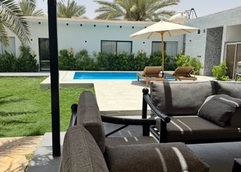 شاليه بمسطح اخضر وجلسة خارجية 