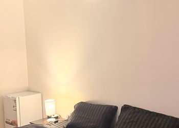 استديو بأثاث مريح وبسيط 