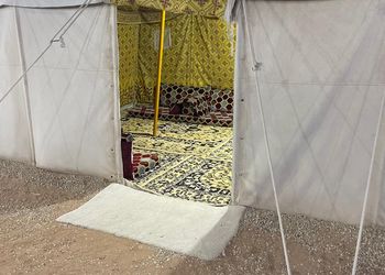 مخيم بألعاب أطفال وبيت شعر 
