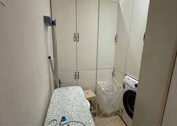 شقة بغرفة جلوس وثلاث غرف نوم 