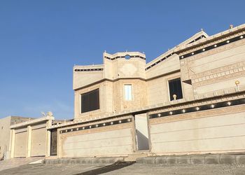 شقة بغرفتين نوم وصالة 