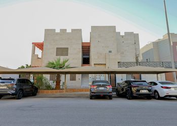 شقة بصالة وثلاث غرف نوم