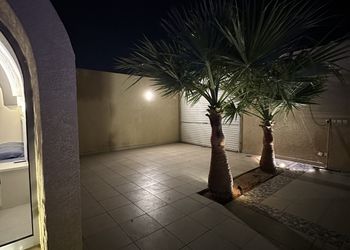 شاليه بمسبح خارجي وجلسة خارجية