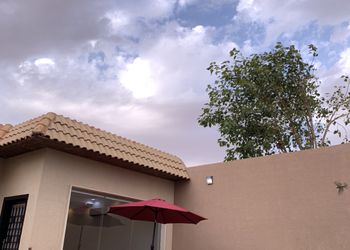 شاليه بجلسة تطل على مسبح خارجي 