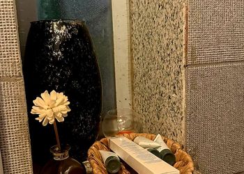 استديو بأثاث مريح وبسيط 