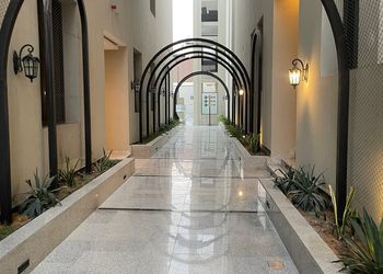شقة بصالة وثلاث غرف نوم