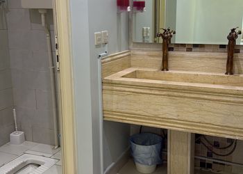 شاليه بمسبح ومسطح اخضر 