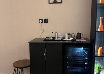 استديو بأثاث مريح وبسيط 