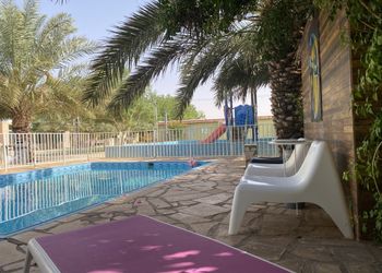 استراحة بمسبح وجلسة خارجية 