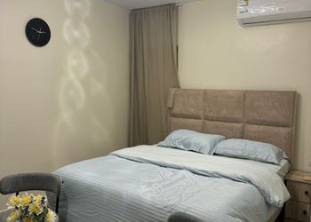 غرفة بسرير ماستر