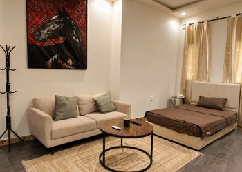 استديو بسرير مفرد وأثاث مريح 