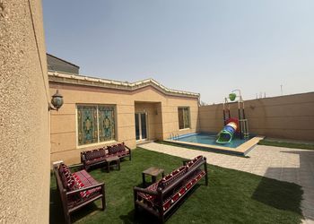 شاليه بجلسة خارجيه ومجلس داخلي